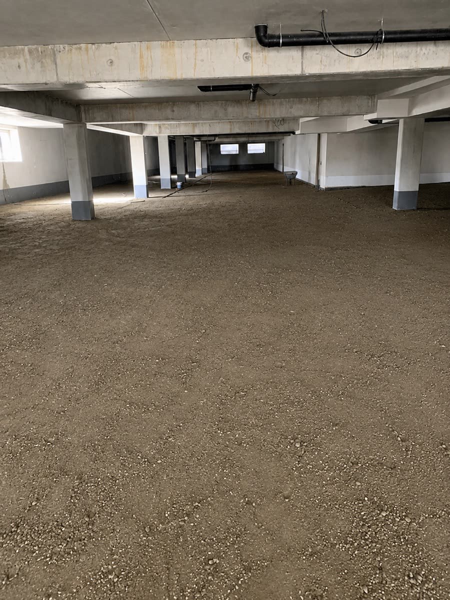 Tiefgarage vor dem Pflastern: unbefestigter Untergrund aus Schotter