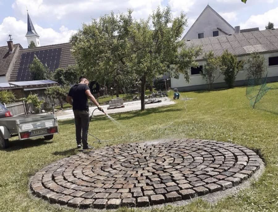 Kreisrund verlegtes Natursteinpflaster im Garten, fertiggestellt