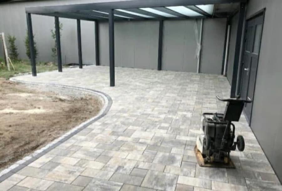 Gepflasterte Terrasse
