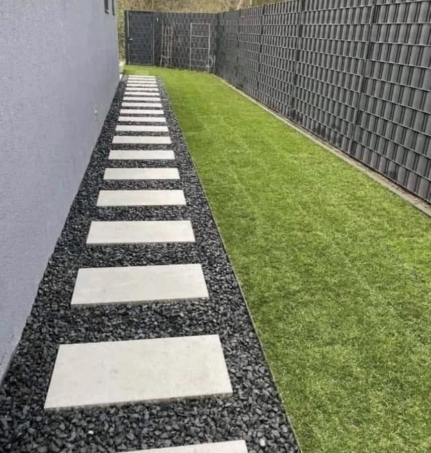 Gartenweg aus großen Trittplatten in schwarzem Splitt, fertiggestellt