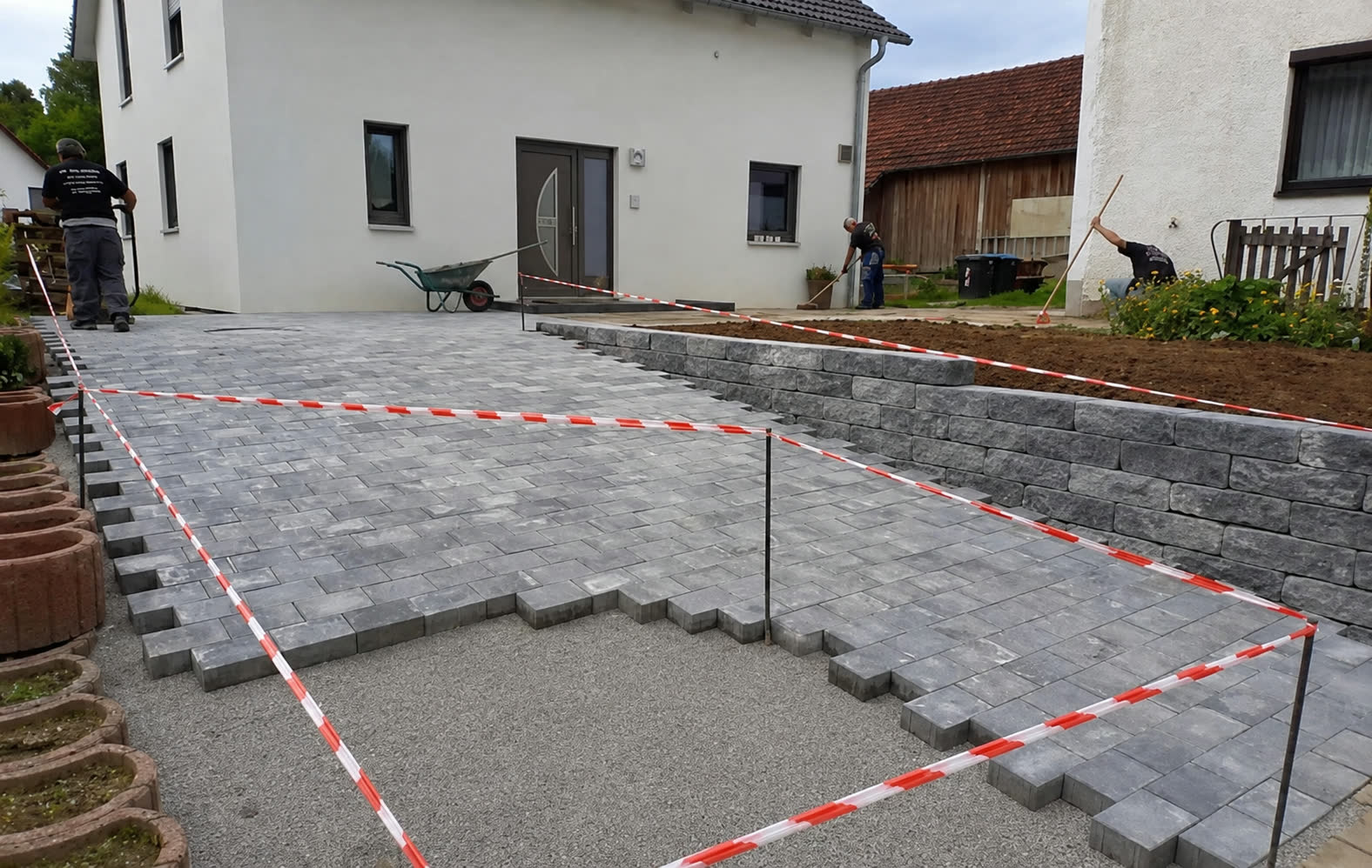Mitarbeiter von DS Pflasterbau bei der Arbeit auf der Baustelle