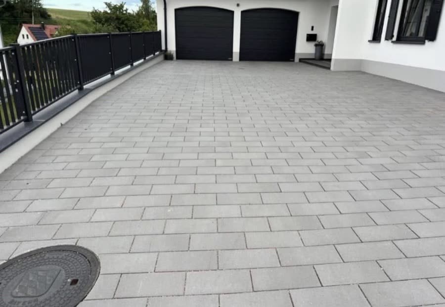 Einfahrt zur Doppelgarage, fertig gepflastert